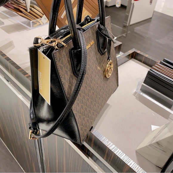 Michael Kors Mercer Medium Crossbody Bag - Picture 5 of 9